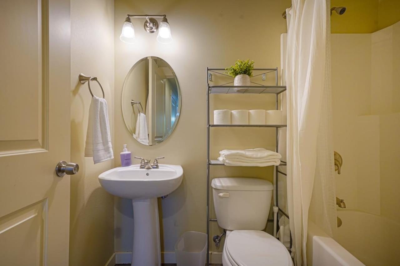 Stylish North Seattle Townhouse- Dual Master Suites Zewnętrze zdjęcie